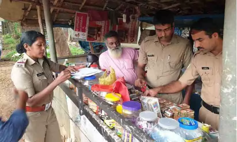 കടയിൽനിന്ന് പുകയില ഉൽപന്നങ്ങൾ പിടികൂടി കടയിൽനിന്ന് പുകയില ഉൽപന്നങ്ങൾ പിടികൂടി