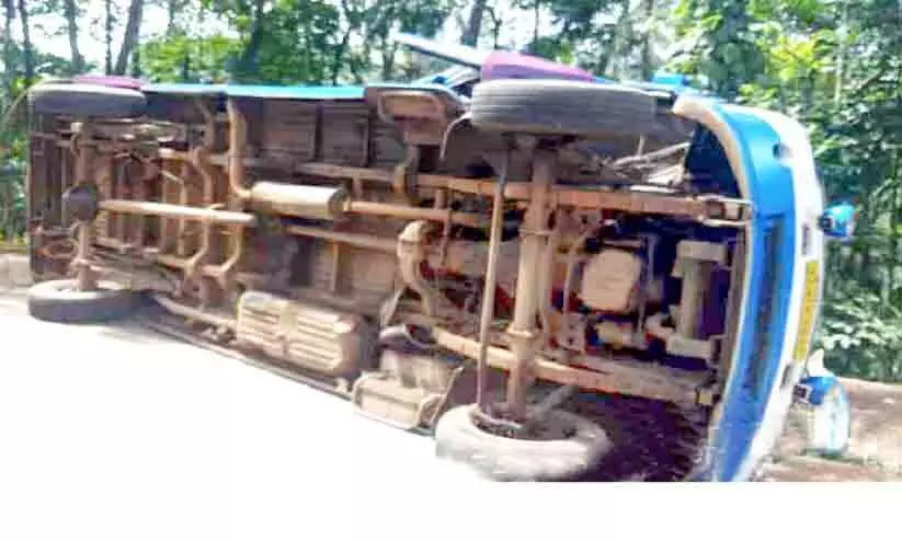 മേലെ കൂമ്പാറയിൽ ടെമ്പോ ട്രാവലർ മറിഞ്ഞു; 16 ഐ.ഐ.എം വിദ്യാർഥികൾക്ക് പരിക്ക് മേലെ കൂമ്പാറയിൽ ടെമ്പോ ട്രാവലർ മറിഞ്ഞു; 16 ഐ.ഐ.എം വിദ്യാർഥികൾക്ക് പരിക്ക്