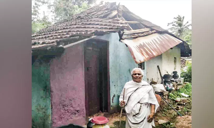 The house collapsed in the rain The house collapsed in the rain