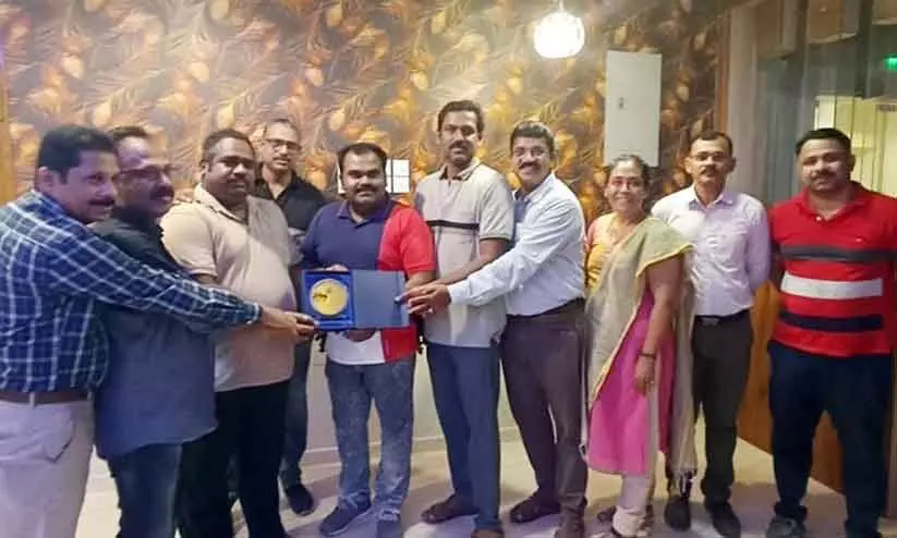 27 വർഷത്തെ പ്രവാസത്തിന് വിരാമം; ബിനോയ് ഇന്ന് നാടണയും 27 വർഷത്തെ പ്രവാസത്തിന് വിരാമം; ബിനോയ് ഇന്ന് നാടണയും