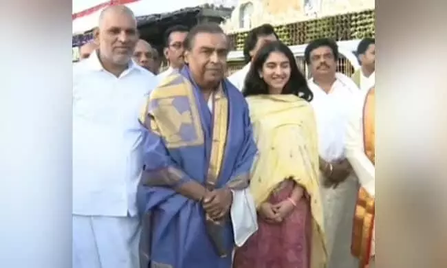 മുകേഷ് അംബാനി തിരുപ്പതി ക്ഷേത്രം സന്ദർശിച്ചു; 1.5 കോടി സംഭാവന നൽകി
