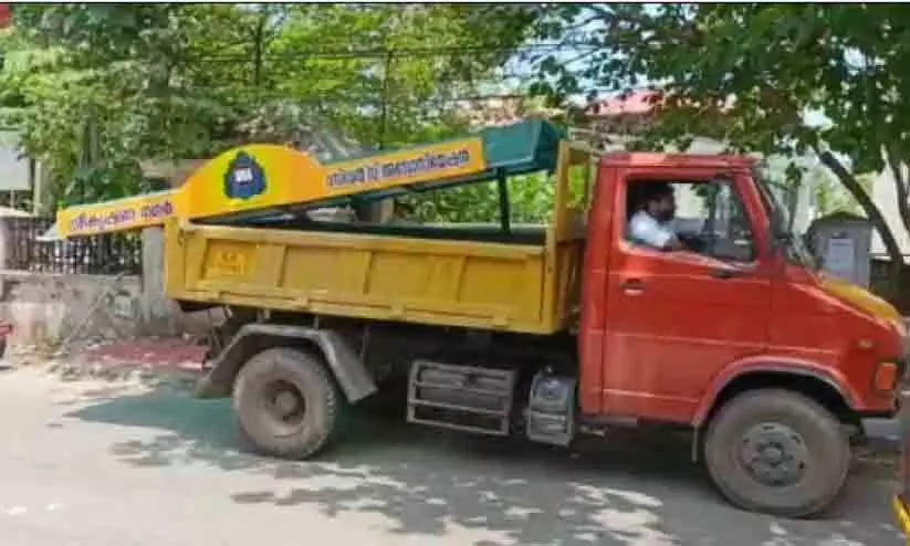 വിവാദ ബസ് കാത്തിരിപ്പ് കേന്ദ്രം പൊളിച്ചുമാറ്റി