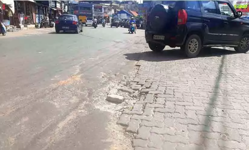 കൊട്ടാരക്കര ചന്തമുക്കിലെ ട്രാഫിക് റോഡ് വീണ്ടും തകർന്നു കൊട്ടാരക്കര ചന്തമുക്കിലെ ട്രാഫിക് റോഡ് വീണ്ടും തകർന്നു