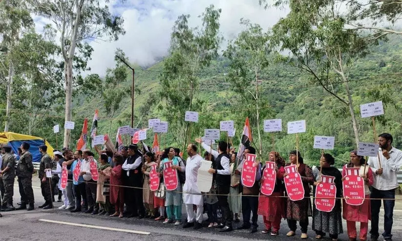 Union Minister Smriti Irani Rampur, Congress Protested By Showing Black Flags Union Minister Smriti Irani Rampur, Congress Protested By Showing Black Flags