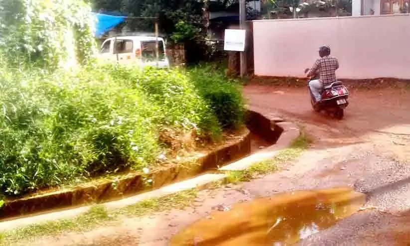 നഗരസഭയുടെ ദീർഘവീക്ഷണമില്ലായ്മ; മന്ദംപുറം റോഡിൽ ഓവുചാൽ,പ്രതിഷേധവുമായി നാട്ടുകാർ