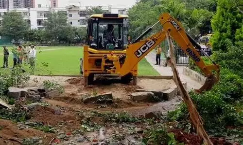 വമ്പന്മാരുടെ കെട്ടിടങ്ങളും അനധികൃതം, തൊടുന്നില്ലെന്ന് ആരോപണം: ചെറുകിടക്കാരുടേത് പൊളിച്ചുനീക്കല്‍ തുടങ്ങി