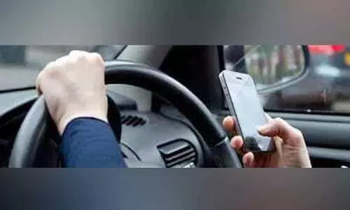ഡ്രൈവിങ്ങിനിടെ മൊബൈൽ ഉപയോഗിക്കുന്നതിനെതിരെ വീണ്ടും മുന്നറിയിപ്പ്