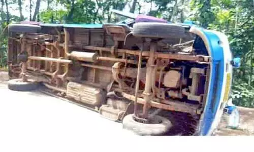 മേലെ കൂമ്പാറയിൽ ടെമ്പോ ട്രാവലർ മറിഞ്ഞു; 16 ഐ.ഐ.എം വിദ്യാർഥികൾക്ക് പരിക്ക്