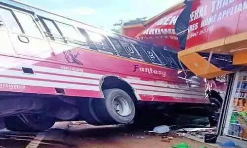 ബസ് കടയിലേക്ക് പാഞ്ഞുകയറി 50 പേർക്ക് പരിക്കേറ്റു ബസ് കടയിലേക്ക് പാഞ്ഞുകയറി 50 പേർക്ക് പരിക്കേറ്റു