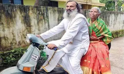അമ്മയും മകനും തീര്‍ഥാടനത്തിലാണ്; സ്‌കൂട്ടറില്‍ പിന്നിട്ടത് 58,600 കിലോമീറ്റര്‍