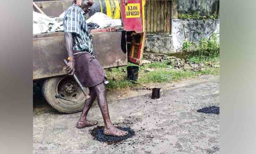 പോന്നോർ ആളൂർ മൂക്കോല റോഡിൽ കുഴിയടക്കൽ പ്രഹസനം