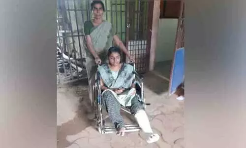 കൊട്ടാരക്കരയിൽ യുവതിയുടെ കാൽ ഓടയിൽ കുടുങ്ങി