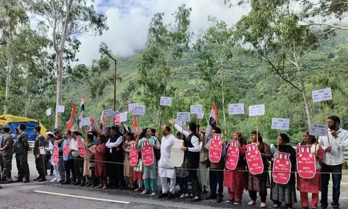 Union Minister Smriti Irani Rampur, Congress Protested By Showing Black Flags