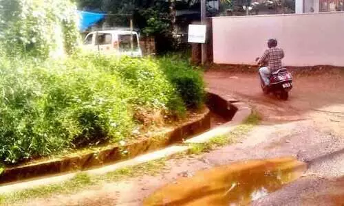 നഗരസഭയുടെ ദീർഘവീക്ഷണമില്ലായ്മ; മന്ദംപുറം റോഡിൽ ഓവുചാൽ,പ്രതിഷേധവുമായി നാട്ടുകാർ