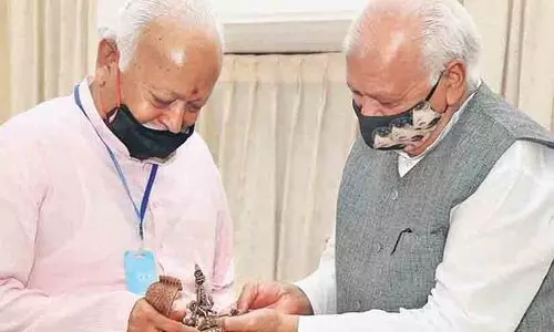 തൃശൂരിൽ മോഹൻ ഭാഗവതുമായി ഗവർണറുടെ കൂടിക്കാഴ്ച തൃശൂരിൽ മോഹൻ ഭാഗവതുമായി ഗവർണറുടെ കൂടിക്കാഴ്ച