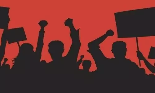 ഗുജറാത്തിൽ ലീവെടുത്ത് സർക്കാർ ജീവനക്കാരുടേയും അധ്യാപകരുടേയും പ്രതിഷേധം