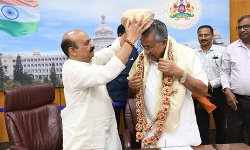 പിണറായി വിജയൻ കർണാടക മുഖ്യമന്ത്രിയെ കണ്ടു; സിൽവർ ലൈൻ നീട്ടുന്നത് ചർച്ചയായി പിണറായി വിജയൻ കർണാടക മുഖ്യമന്ത്രിയെ കണ്ടു; സിൽവർ ലൈൻ നീട്ടുന്നത് ചർച്ചയായി