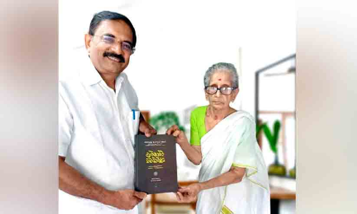 ലീലാവതിക്ക് ജന്മദിന സമ്മാനമായി ഖുർആൻ മലയാളം ലീലാവതിക്ക് ജന്മദിന സമ്മാനമായി ഖുർആൻ മലയാളം