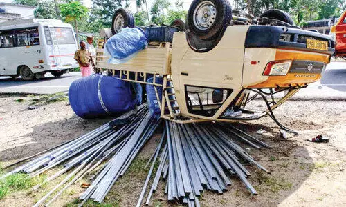 ദേശീയപാതയിൽ മിനി ലോറി തലകീഴായി മറിഞ്ഞു