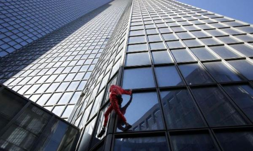 പ്രായം വെറും നമ്പറല്ലേ...48 നില കെട്ടിടത്തിൽ കയറി ഫ്രഞ്ച് സ്പൈഡർമാ​ന്‍റെ 60ാം പിറന്നാൾ ആഘോഷം -വിഡിയോ