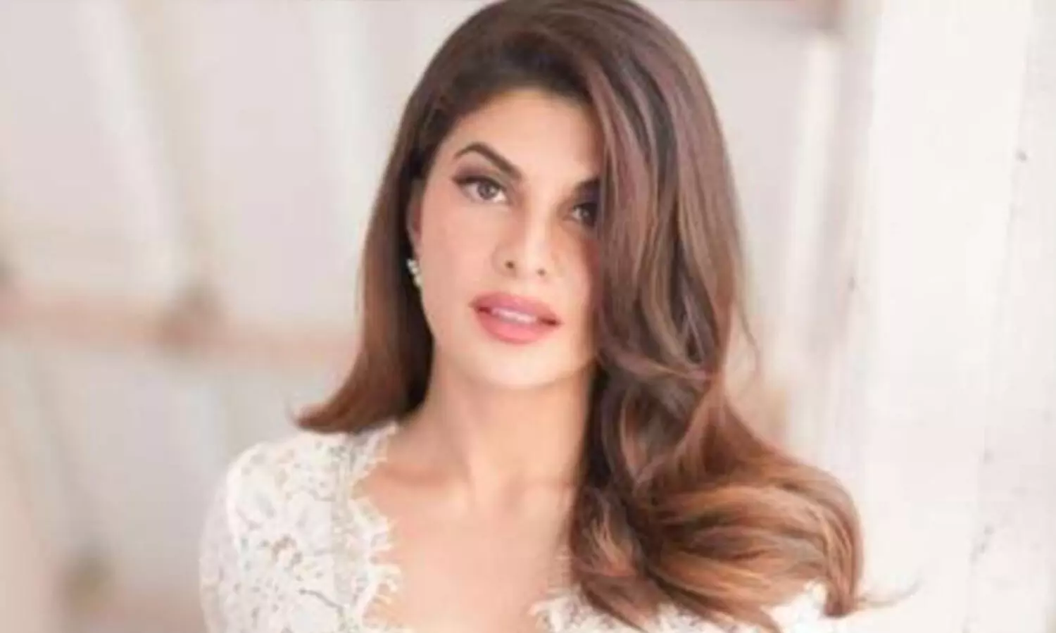 ലുക് ഔട്ട് സർക്കുലറിനു പകരം നടി ജാക്വിലിൻ ഫെർണാണ്ടസിനെ അറസ്റ്റ് ചെയ്യാത്തതെന്തെന്ന് ഇ.ഡിയോട് കോടതി