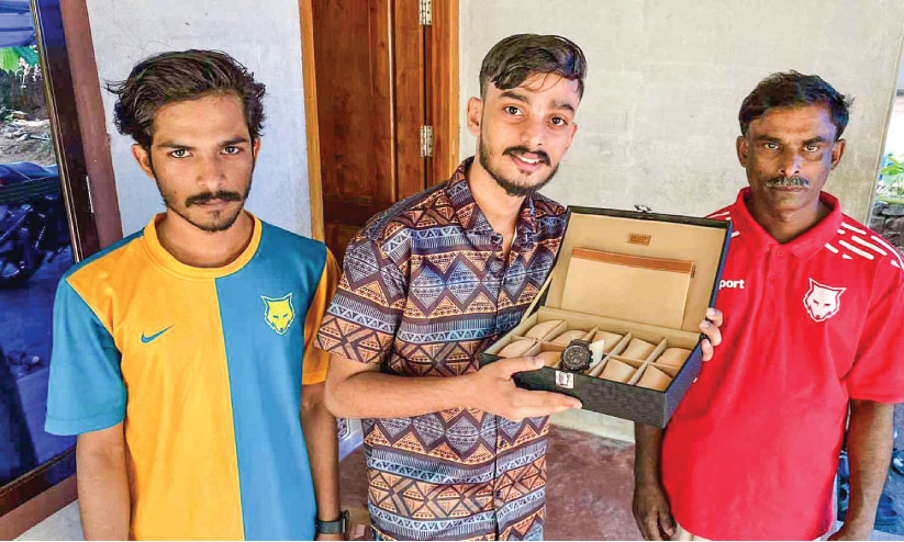 Maradona present watch to Muhammad Rafi Maradona present watch to Muhammad Rafi