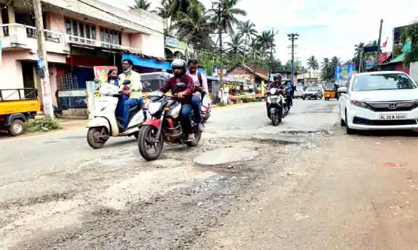കുഴിയടപ്പ് പ്രഹസനം; പ്രതിഷേധവുമായി നാട്ടുകാർ