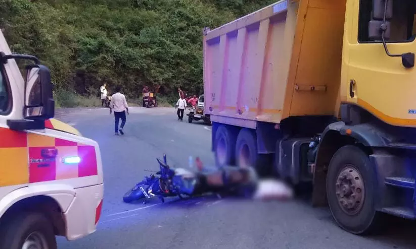 പുലികുത്ത് വെള്ളച്ചാട്ടത്തിന് സമീപം ലോറിയും ബൈക്കും കൂട്ടിയിടിച്ച് യുവാവ് മരിച്ചു