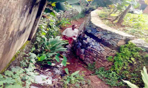 നടപ്പാത യാഥാർഥ്യമായില്ല; കാൽനടയാത്ര ദുരിതം
