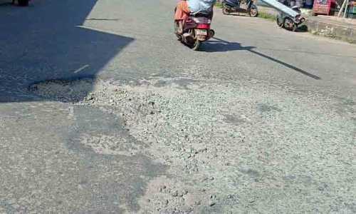 വാഹനങ്ങൾക്ക് ഭീഷണിയായി നരിക്കുനി റോഡിൽ കുഴികൾ