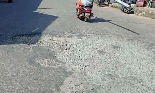 വാഹനങ്ങൾക്ക് ഭീഷണിയായി നരിക്കുനി റോഡിൽ കുഴികൾ