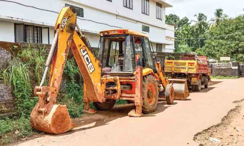 മണ്ണെടുപ്പ് തടഞ്ഞു; എക്സ്കവേറ്ററും ടിപ്പർ ലോറിയും പിടികൂടി