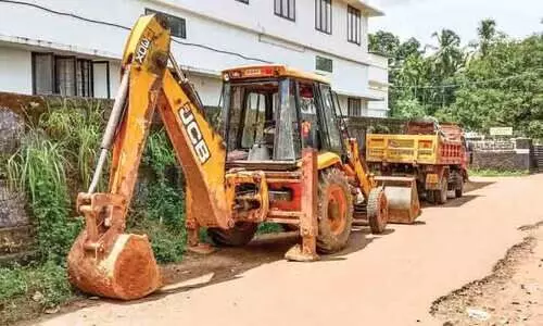മണ്ണെടുപ്പ് തടഞ്ഞു; എക്സ്കവേറ്ററും ടിപ്പർ ലോറിയും പിടികൂടി