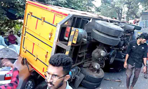 കാറുമായി ഇടിച്ച ലോറി മറ്റൊരു കാറിന് മേൽ മറിഞ്ഞു