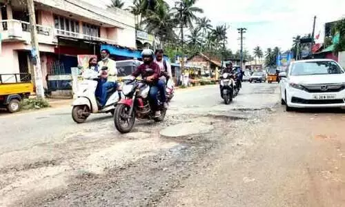 കുഴിയടപ്പ് പ്രഹസനം; പ്രതിഷേധവുമായി നാട്ടുകാർ