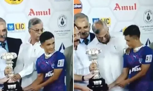 മാറിനിൽക്ക്... -ഫോട്ടോയെടുക്കാൻ സുനിൽ ഛേത്രിയെ തള്ളിമാറ്റി ഗവർണർ VIDEO