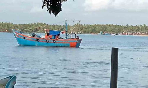 ബോട്ട് പുഴയിൽ നങ്കൂരമിടുന്നു; മത്സ്യത്തൊഴിലാളികൾ ദുരിതത്തിൽ