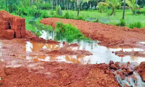 കഞ്ചിയിൽ തോട് ചരലിട്ട് മൂടി; നീരൊഴുക്ക് തടസ്സപ്പെട്ടു