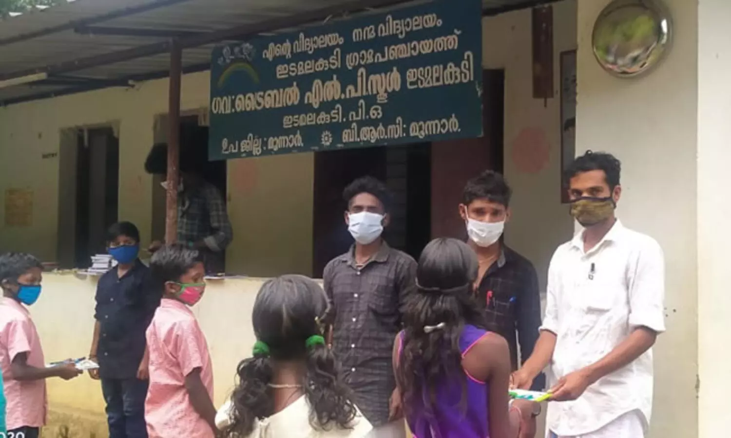 തെളിമയോടെ മലയാളം എഴുതി വായിച്ചു പഠിക്കാനുറച്ച് ഇടമലക്കുടിയിലെ കുട്ടികൾ