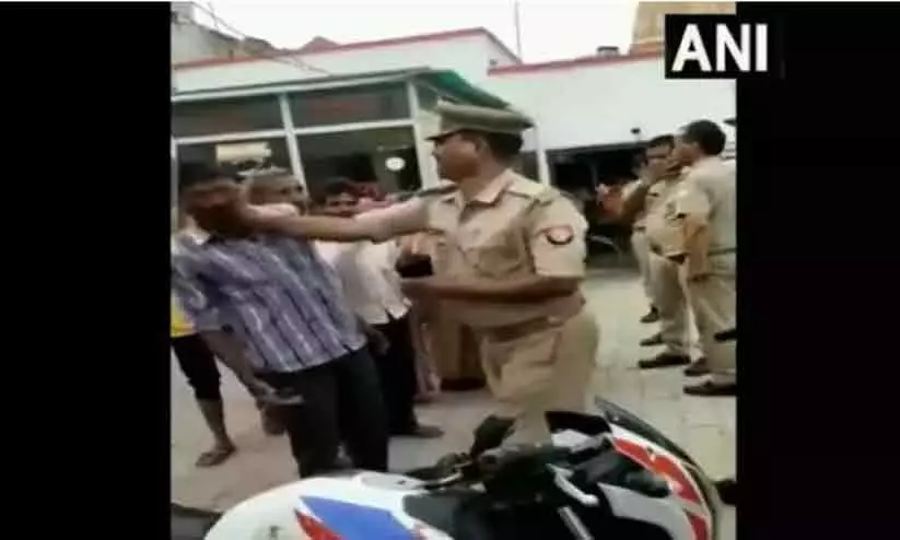 മരുമകളെ കാണാനില്ലെന്ന പരാതി നൽകാൻ സ്റ്റേഷനിലെത്തിയ യുവാവിന്റെ മുഖത്തടിച്ച് ഇൻസ്പെക്ടർ; വിഡിയോ വൈറൽ മരുമകളെ കാണാനില്ലെന്ന പരാതി നൽകാൻ സ്റ്റേഷനിലെത്തിയ യുവാവിന്റെ മുഖത്തടിച്ച് ഇൻസ്പെക്ടർ; വിഡിയോ വൈറൽ