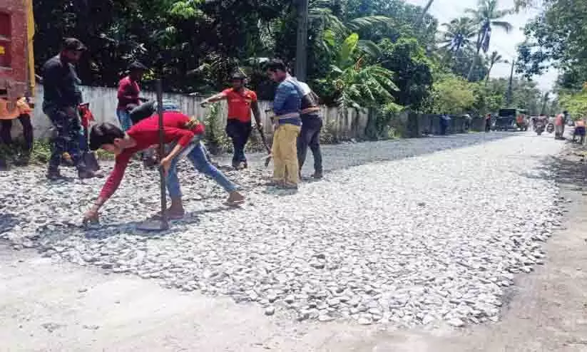 കലക്ടർ വടിയെടുത്തു; റോഡ് പണി തകൃതി