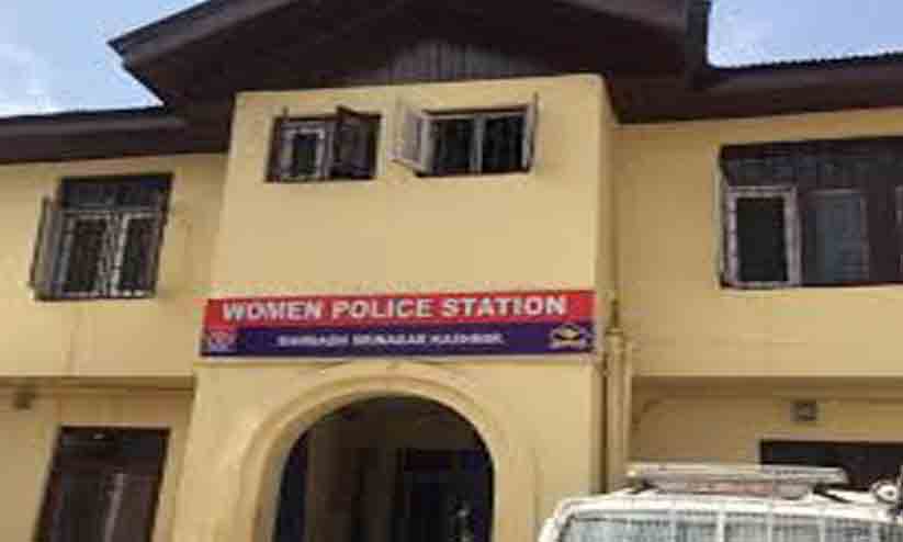 സ്റ്റേഷനിൽ വനിതാ പൊലീസുകാർ തമ്മിൽ പൊരിഞ്ഞ പോര് സ്റ്റേഷനിൽ വനിതാ പൊലീസുകാർ തമ്മിൽ പൊരിഞ്ഞ പോര്