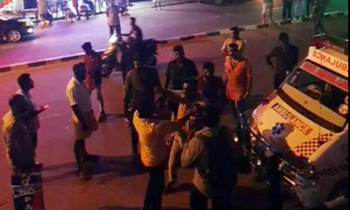 രോഗികളുടെയും മൃതദേഹങ്ങളുടെയും പേരിൽ ആംബുലൻസുകാരുടെ ഗുണ്ടാവിളയാട്ടം രോഗികളുടെയും മൃതദേഹങ്ങളുടെയും പേരിൽ ആംബുലൻസുകാരുടെ ഗുണ്ടാവിളയാട്ടം