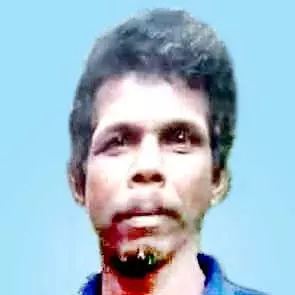 അ​ട​ക്ക പ​റി​ക്കാ​ൻ ക​യ​റു​ന്ന​തി​നി​ടെ മ​രം ഒ​ടി​ഞ്ഞ് പു​ഴ​യി​ൽ വീ​ണ് തൊ​ഴി​ലാ​ളി മ​രി​ച്ചു