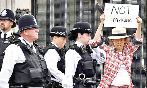 British people say Let the monarchy end