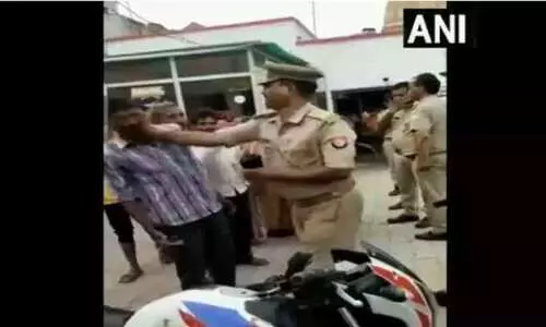 മരുമകളെ കാണാനില്ലെന്ന പരാതി നൽകാൻ സ്റ്റേഷനിലെത്തിയ യുവാവിന്‍റെ മുഖത്തടിച്ച് ഇൻസ്പെക്ടർ; വിഡിയോ വൈറൽ