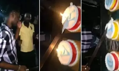 വാൾ കൊണ്ട് ബർത്ത്ഡേ കേക്ക് മുറിച്ച 17കാരനെതിരെ കേസ്