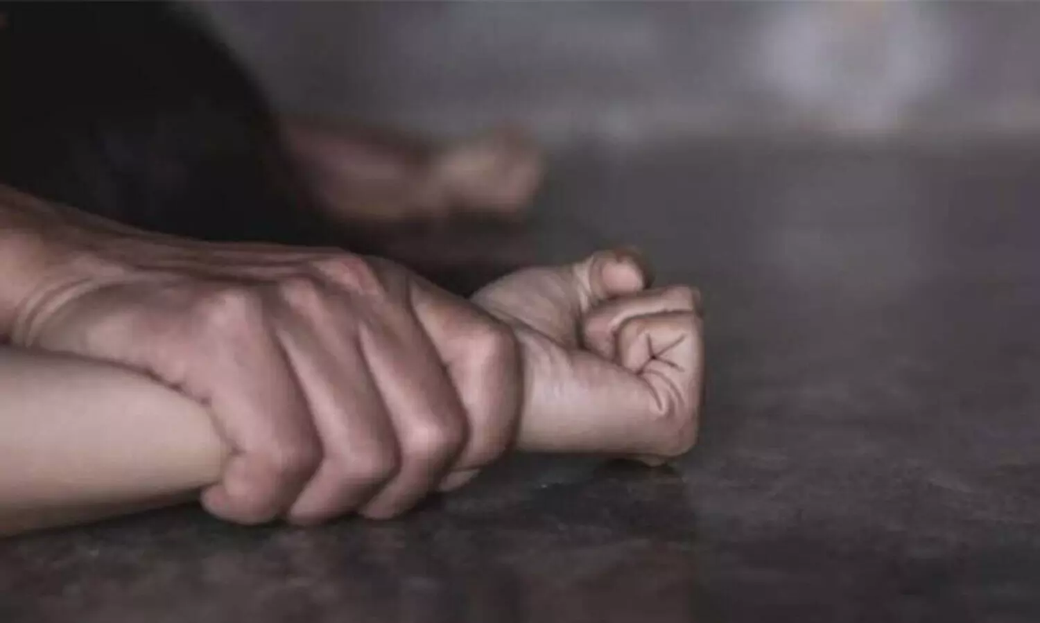 യു.പിയിൽ പെൺകുട്ടിയെ കൂട്ട ബലാത്സംഗം ചെയ്ത് നഗ്നയാക്കി നടത്തി; ഞെട്ടിക്കുന്ന വീഡിയോ പുറത്ത്