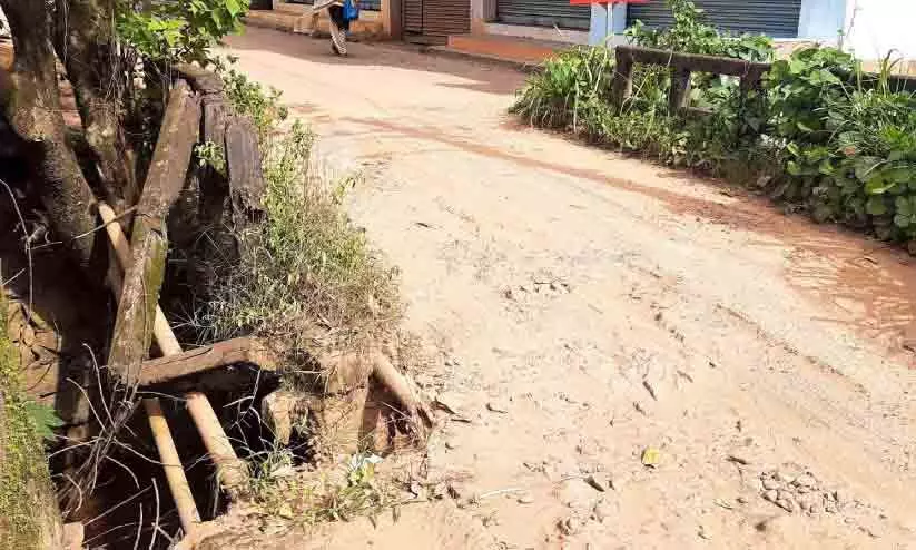 മഹാദേവേശ്വരം പാലം അപകടാവസ്ഥയിൽ; ഇടപെടാതെ പഞ്ചായത്ത് മഹാദേവേശ്വരം പാലം അപകടാവസ്ഥയിൽ; ഇടപെടാതെ പഞ്ചായത്ത്
