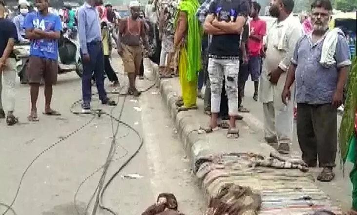 ട്രക്ക് പാഞ്ഞുകയറി ഡിവൈഡറിൽ ഉറങ്ങിക്കിടന്ന നാലു പേർക്ക് ദാരുണാന്ത്യം ട്രക്ക് പാഞ്ഞുകയറി ഡിവൈഡറിൽ ഉറങ്ങിക്കിടന്ന നാലു പേർക്ക് ദാരുണാന്ത്യം